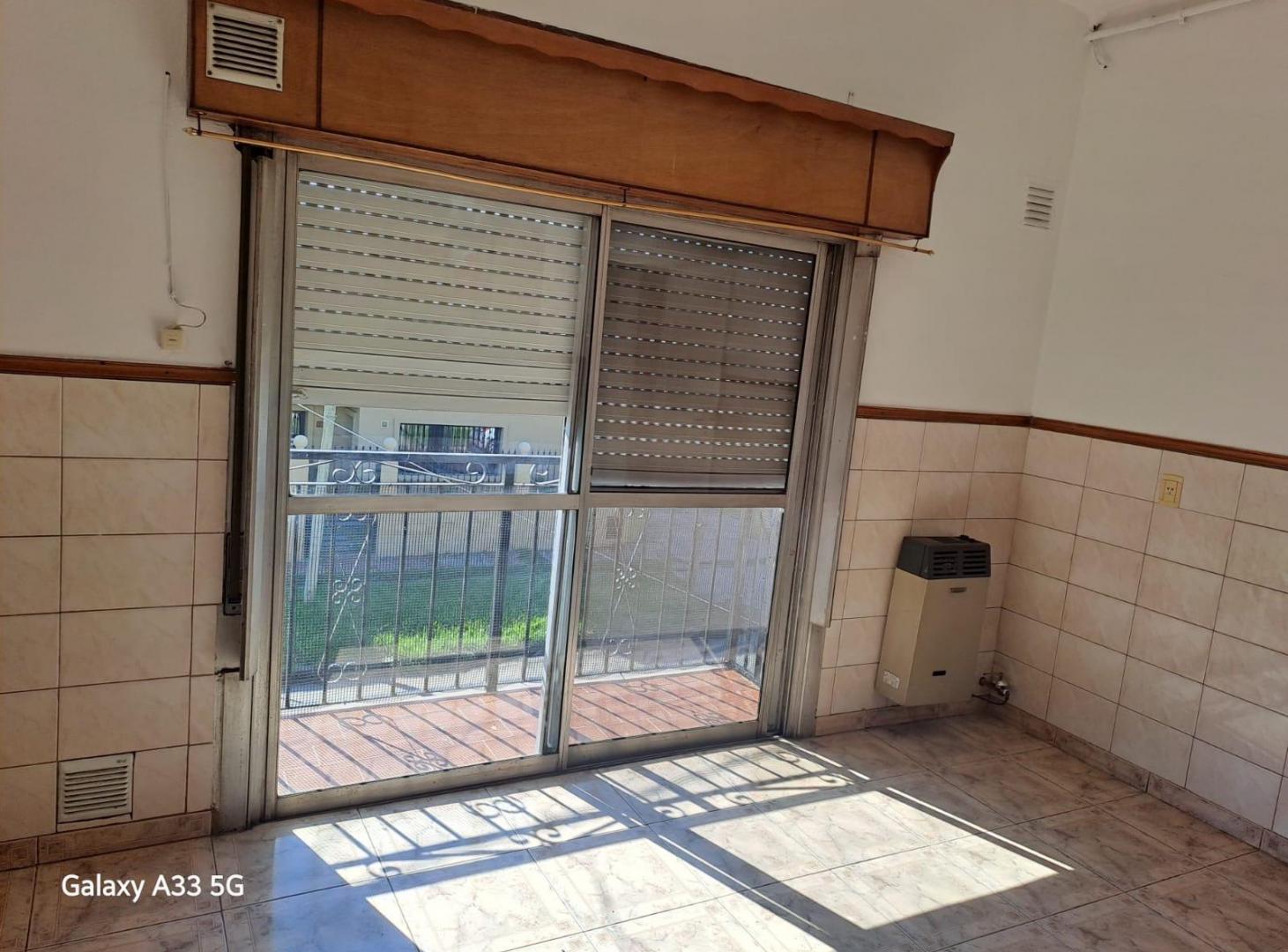 Departamento en primer piso con dos habitaciones en alquiler. Rafael Calzada