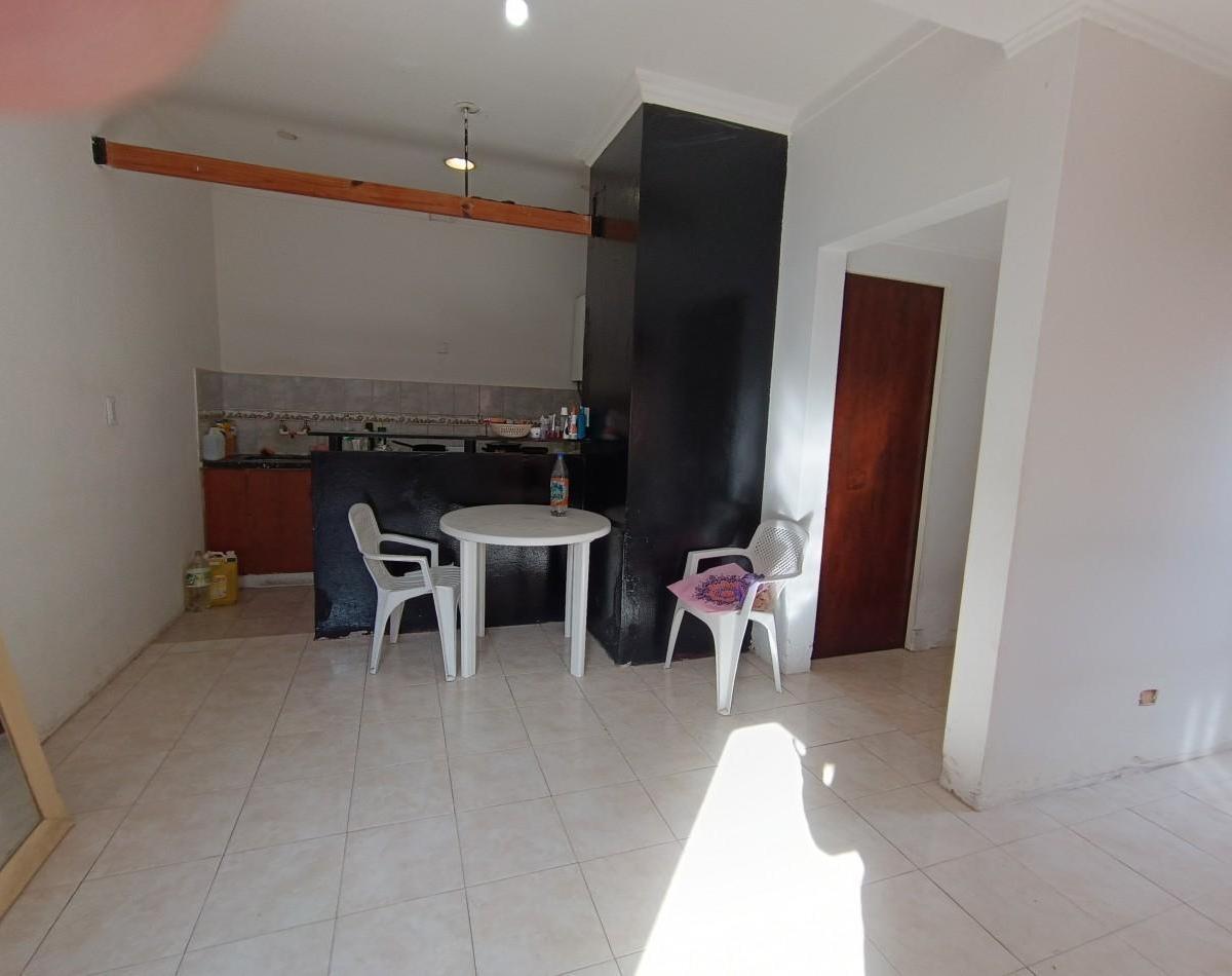 Chalet 3 Ambientes + Departamentos 2 Ambientes en Block Barrio Las Avs 4