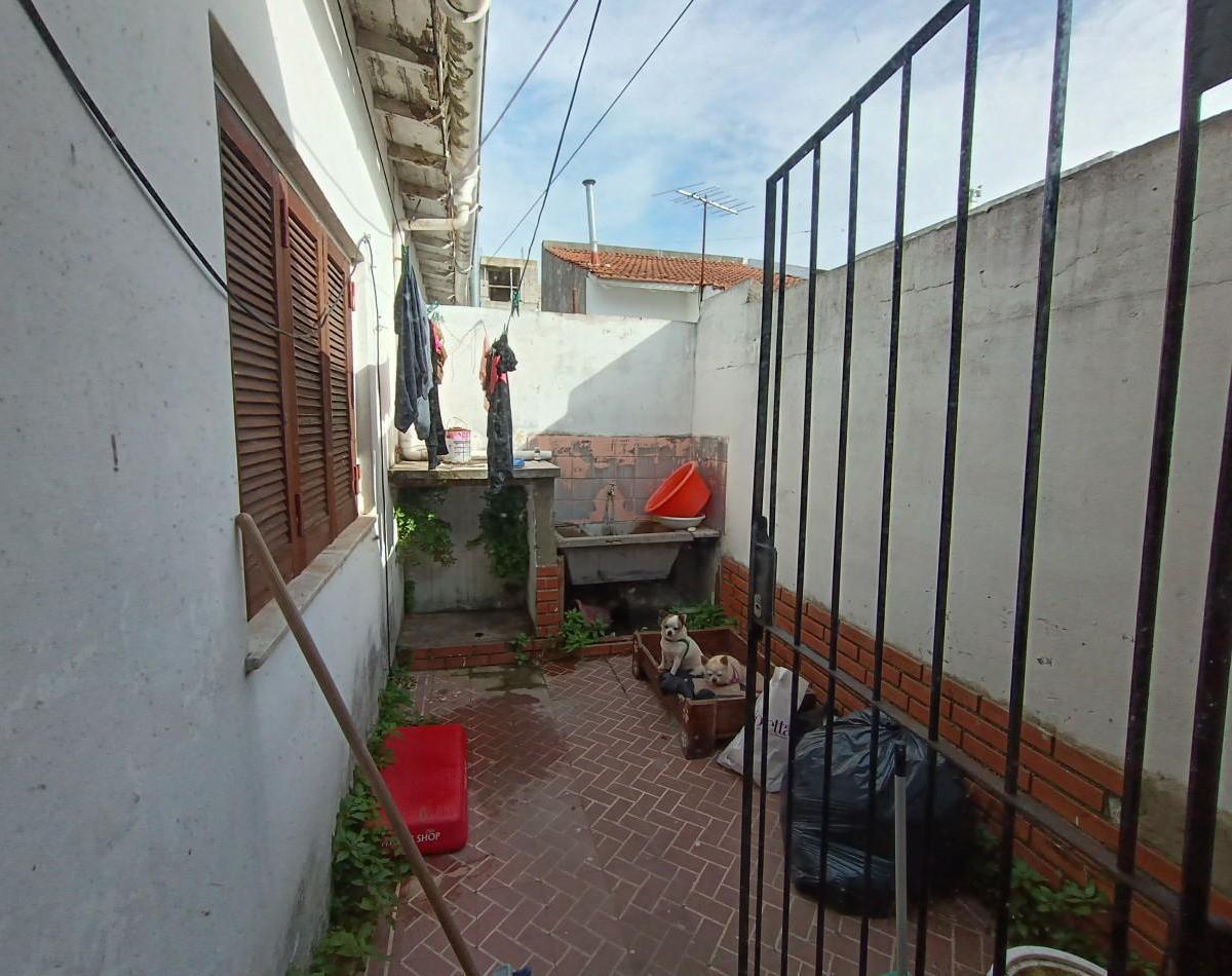 Chalet 3 Ambientes + Departamentos 2 Ambientes en Block Barrio Las Avs 5