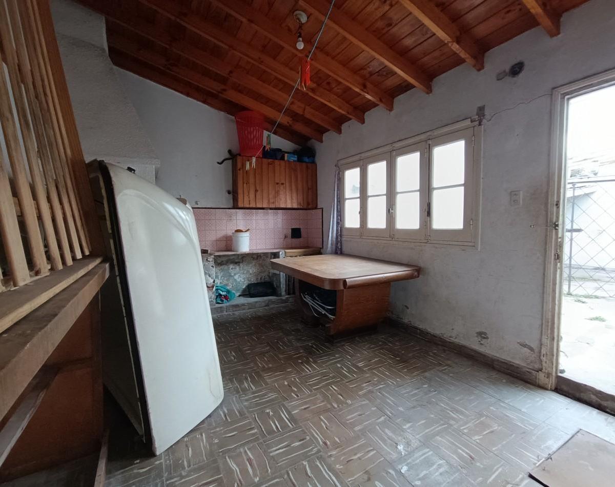 Chalet 3 Ambientes + Departamentos 2 Ambientes en Block Barrio Las Avs 1