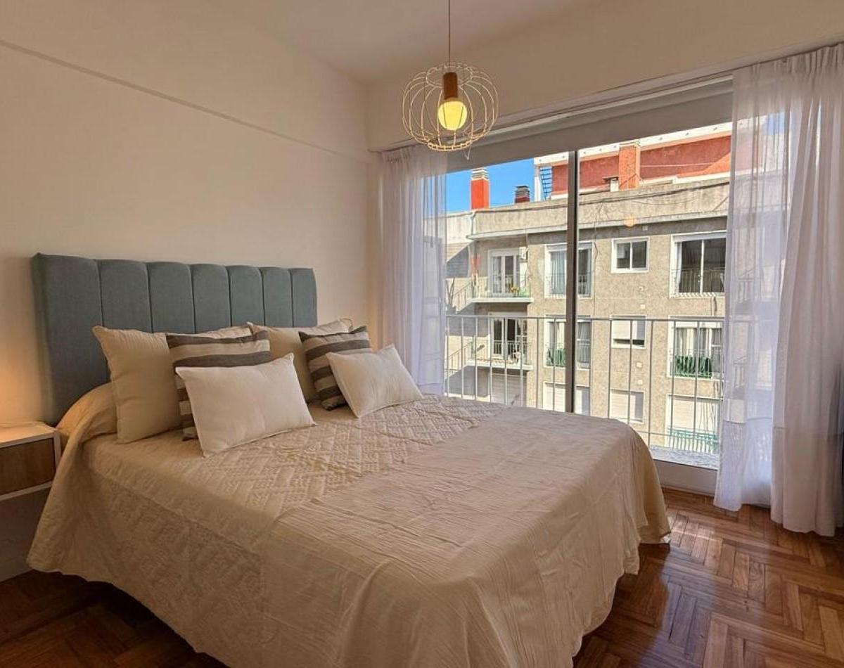 Venta departamento 2 ambientes a la calle con balcon, reciclado y amoblado