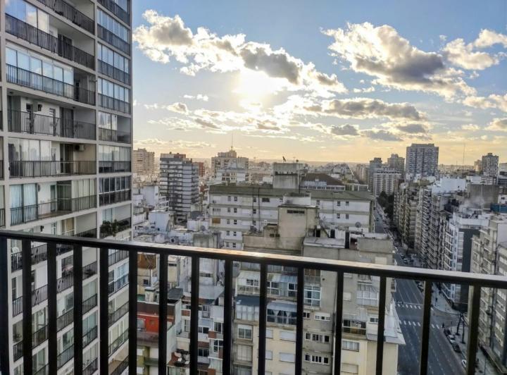 Alquiler residencial departamento dos ambientes con balcon y cochera zona Guemes 2
