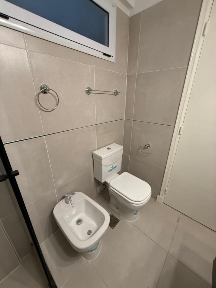 Foto de Alquiler departamento dos ambientes al frente con balcon y patio zona macrocentro Ideal estudiante!, imagen 4