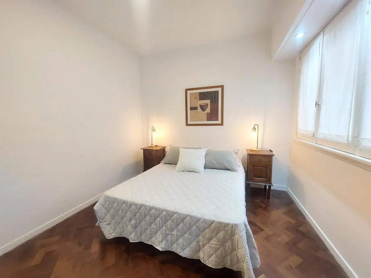 Depto. temporario de dos ambientes con patio para 2 personas. Varese. 5