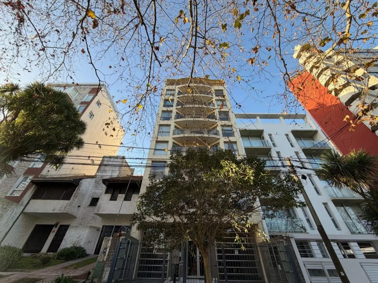 Departamento Semipiso de 2 amb con balcon y cochera zona alem 4