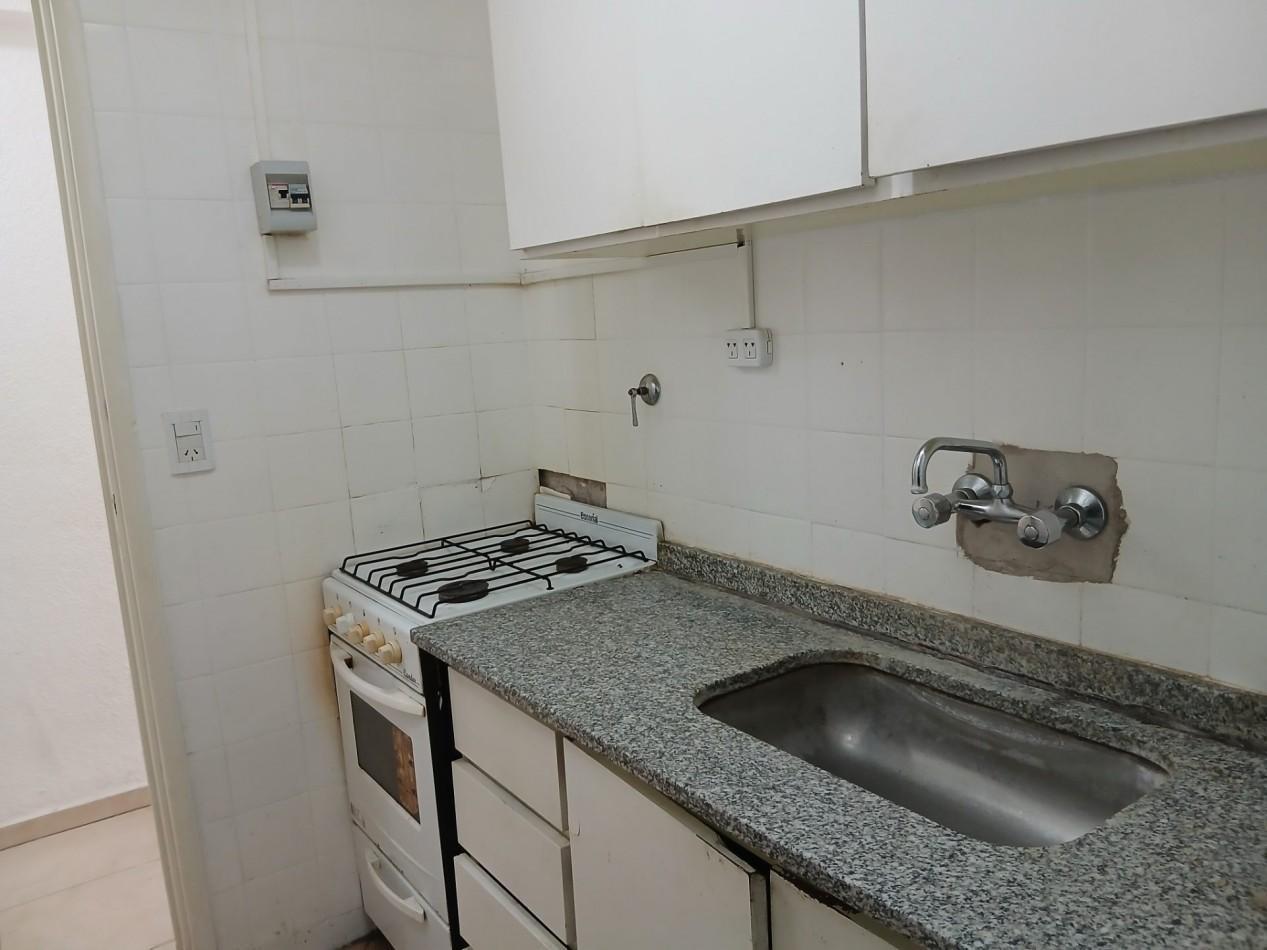 Foto de Alquiler departamento de dos ambientes al frente balcon y cochera. Zona, imagen 1