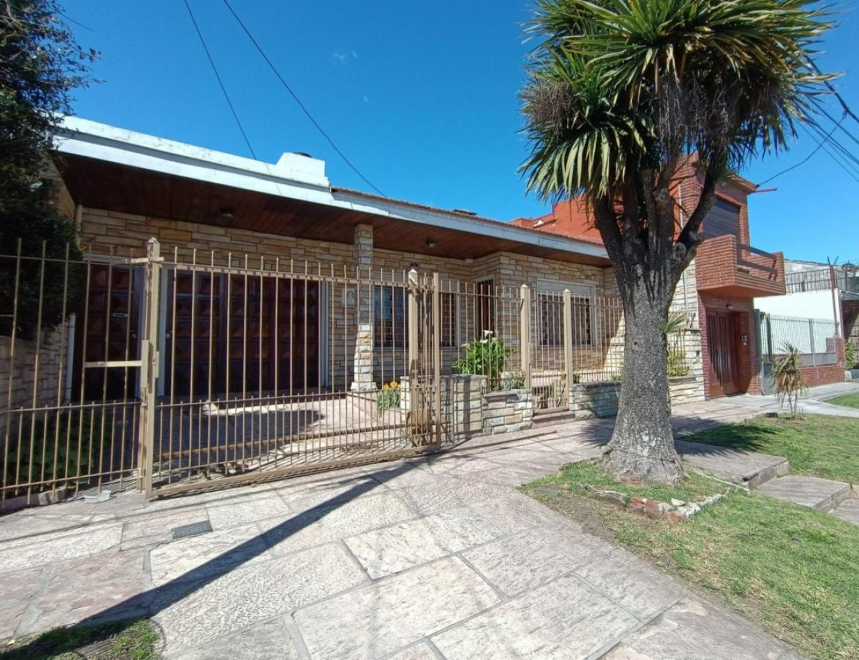 Foto de Venta casa 3 ambientes + departamento 2 ambientes con garage y jardin, imagen 1