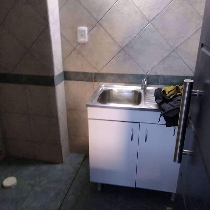 Galpón Moderno + 4 Monoambientes 2