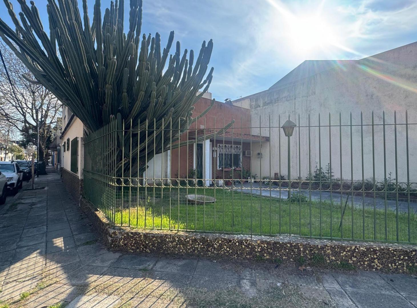 Foto de Terraza y jardin | venta casa 4 ambientes | 2 cocheras, imagen 1