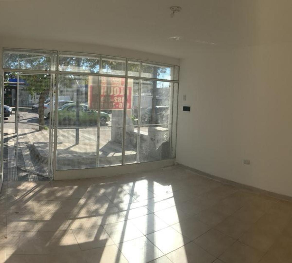 Foto de VENTA EN BLOQUE - 3 LOCALES + DUPLEX - CARAFFA Y OCTAVIO PIN, imagen 3