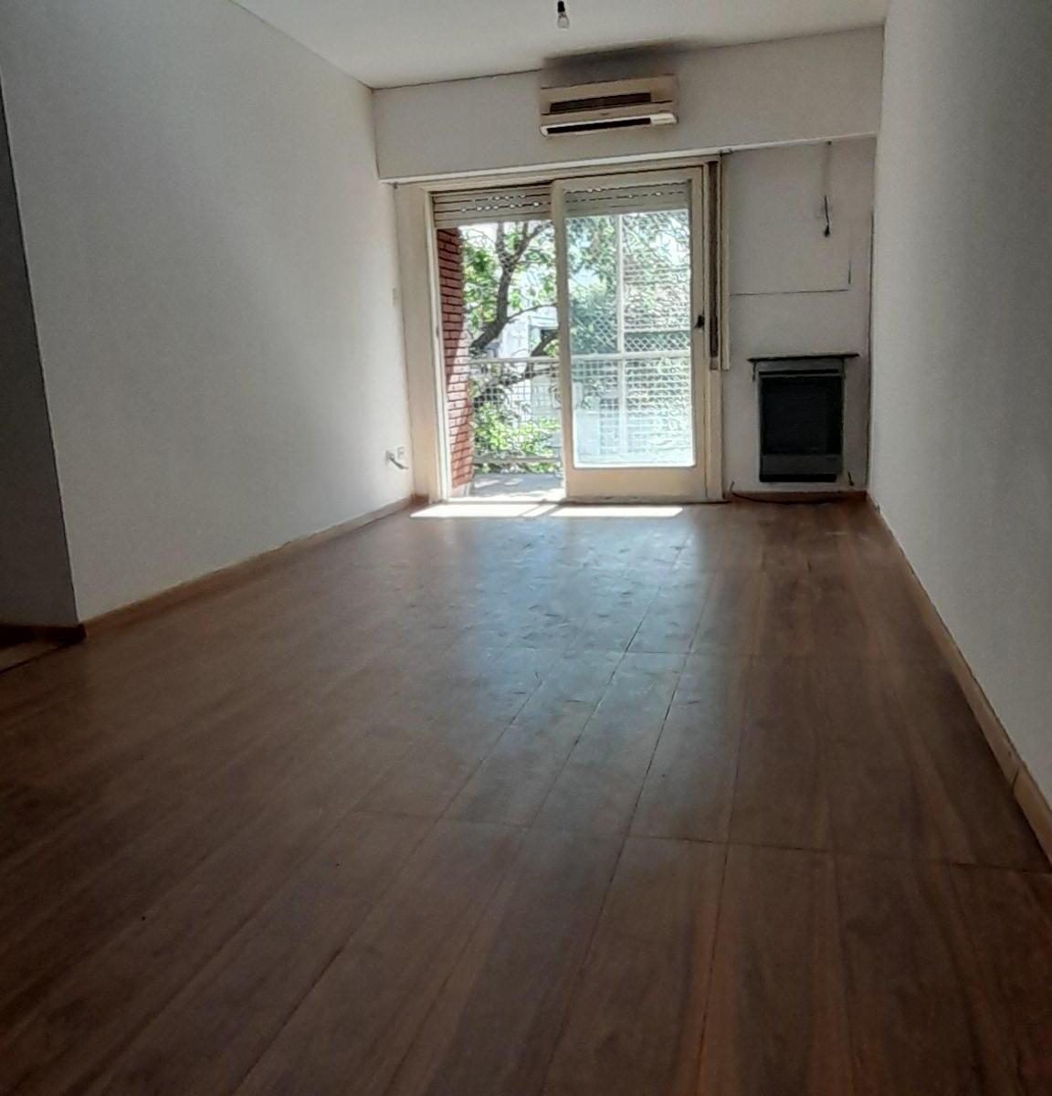 Venta o Alquiler Departamento Semipiso Luminoso 3 Ambientes Al Frente con Balcón 2
