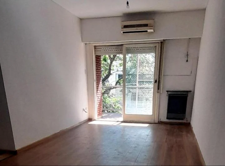 ALQUILER  DEPARTAMENTO SEMIPISO LUMINOSO 3 AMBIENTES AL FRENTE CON BALCÓN 4