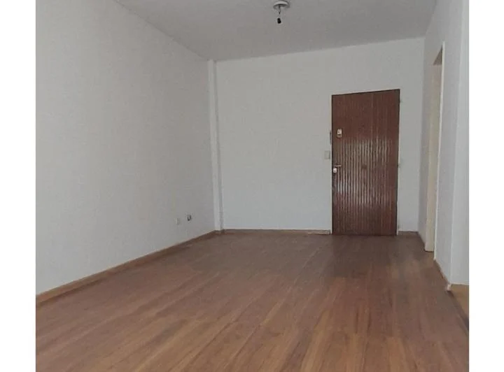 ALQUILER  DEPARTAMENTO SEMIPISO LUMINOSO 3 AMBIENTES AL FRENTE CON BALCÓN 5