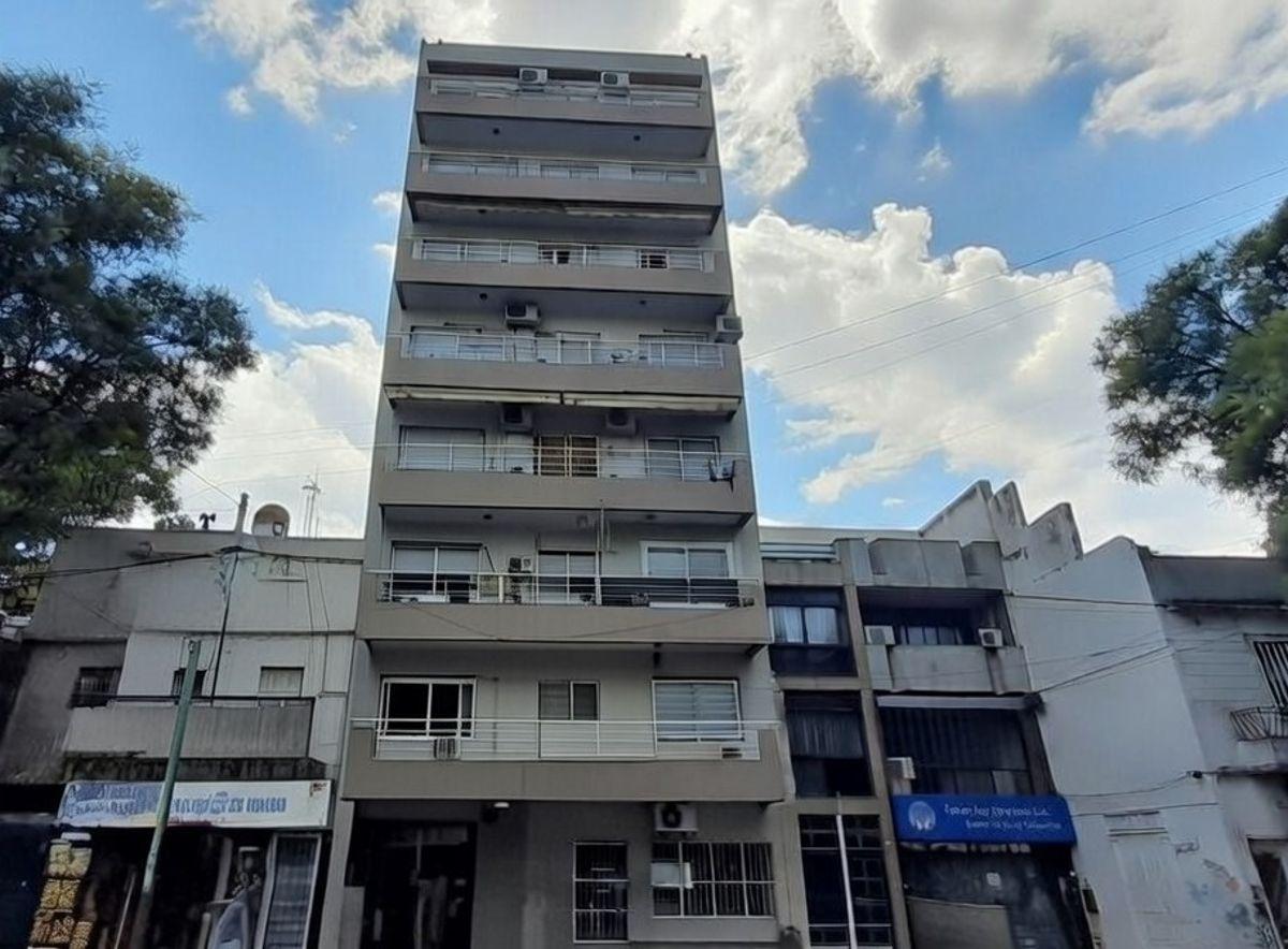 Departamento en venta en Monte Castro. 3 ambientes al frente , balcón corrido RETASADO