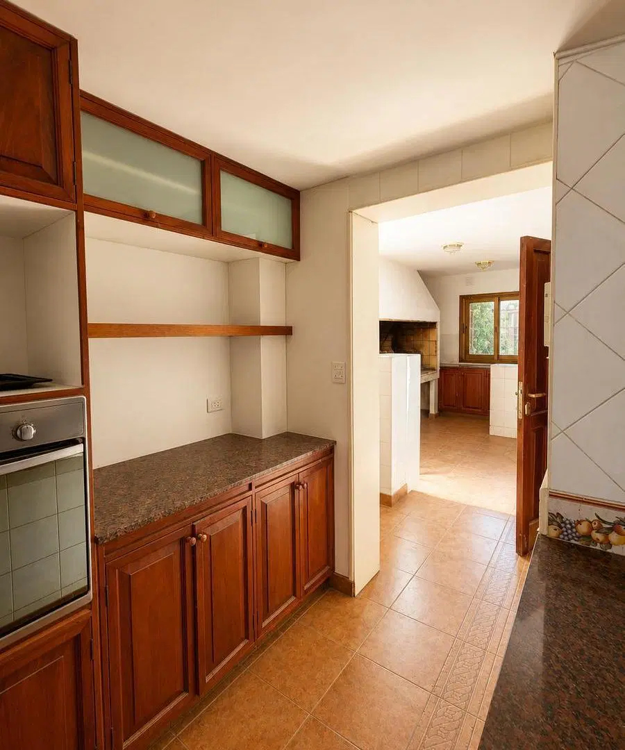 VENTA - CASA 5 AMB. - GRAN TERRENO 2
