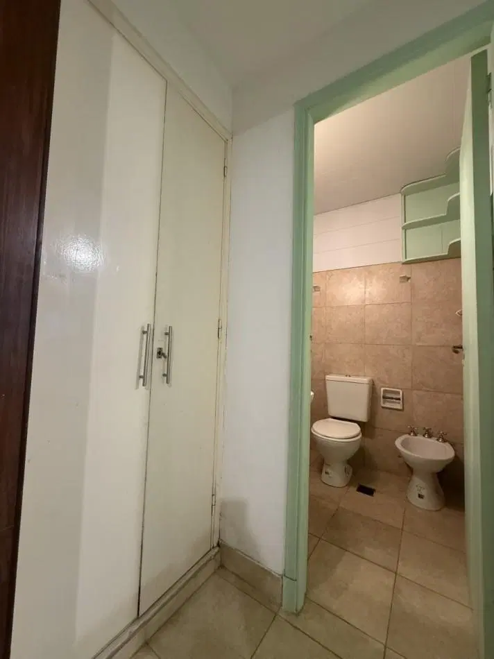 VENTA DPTO 2 AMBIENTES INTERNO MUY LUMINOSO EN COLON Y ALSINA ZONA GUEMES 5