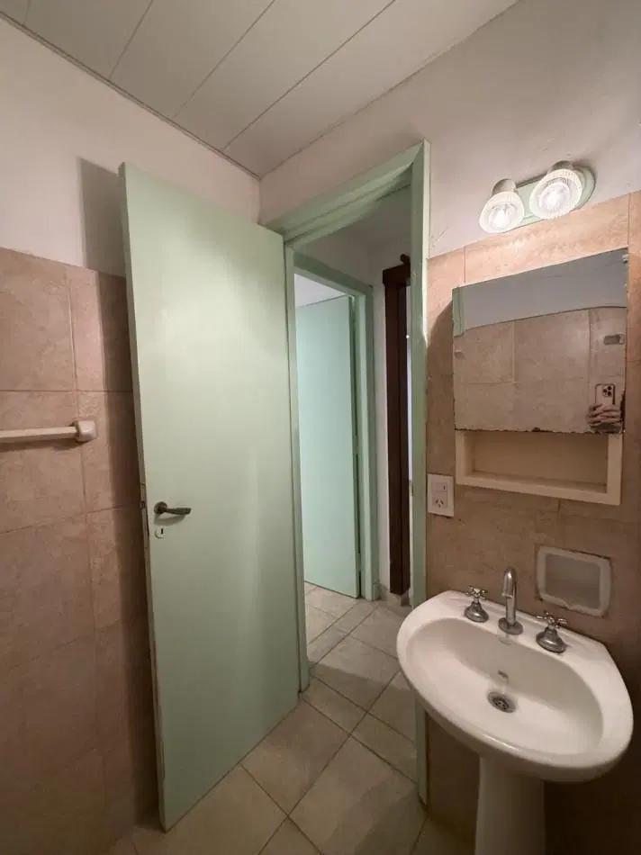 VENTA DPTO 2 AMBIENTES INTERNO MUY LUMINOSO EN COLON Y ALSINA ZONA GUEMES 4