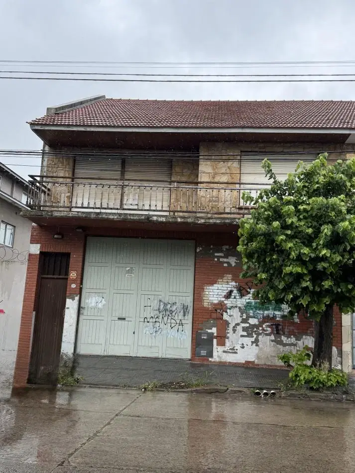 VENTA AMPLIO GALPON CON ENTRADA DE C AMION Y DPTO 3 AMBIENTES SOBRE LOTE 8 MTS X 43 MTS . EN ZONA L 3