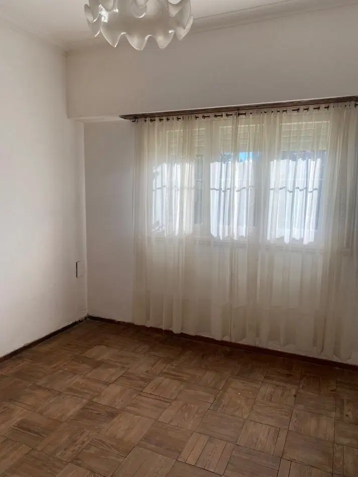 ALQUILER POR 24 MESES DE HERMOSA CASA DE 3 AMBIENTES CON GARAGE A MTS DE AV FORTUNATO DE LA PLAZA A 1