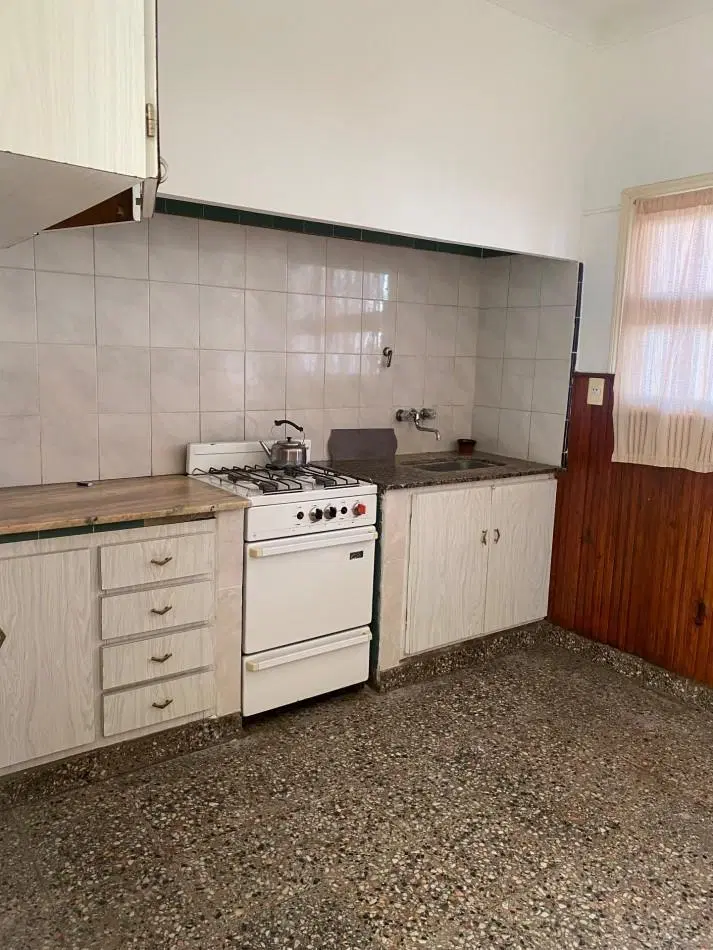 ALQUILER POR 24 MESES DE HERMOSA CASA DE 3 AMBIENTES CON GARAGE A MTS DE AV FORTUNATO DE LA PLAZA A 4