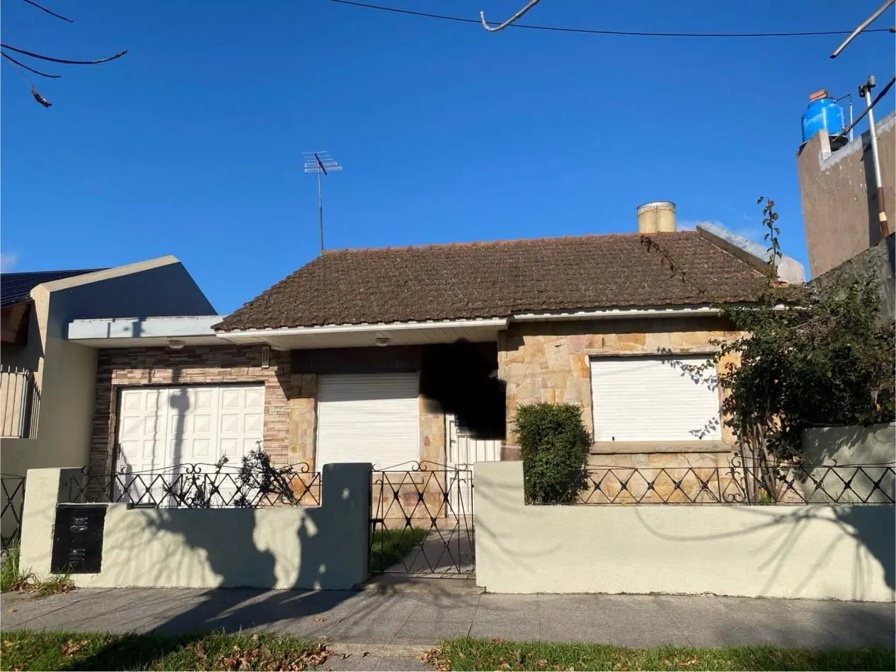ALQUILER POR 24 MESES DE HERMOSA CASA DE 3 AMBIENTES CON GARAGE A MTS DE AV FORTUNATO DE LA PLAZA A 3