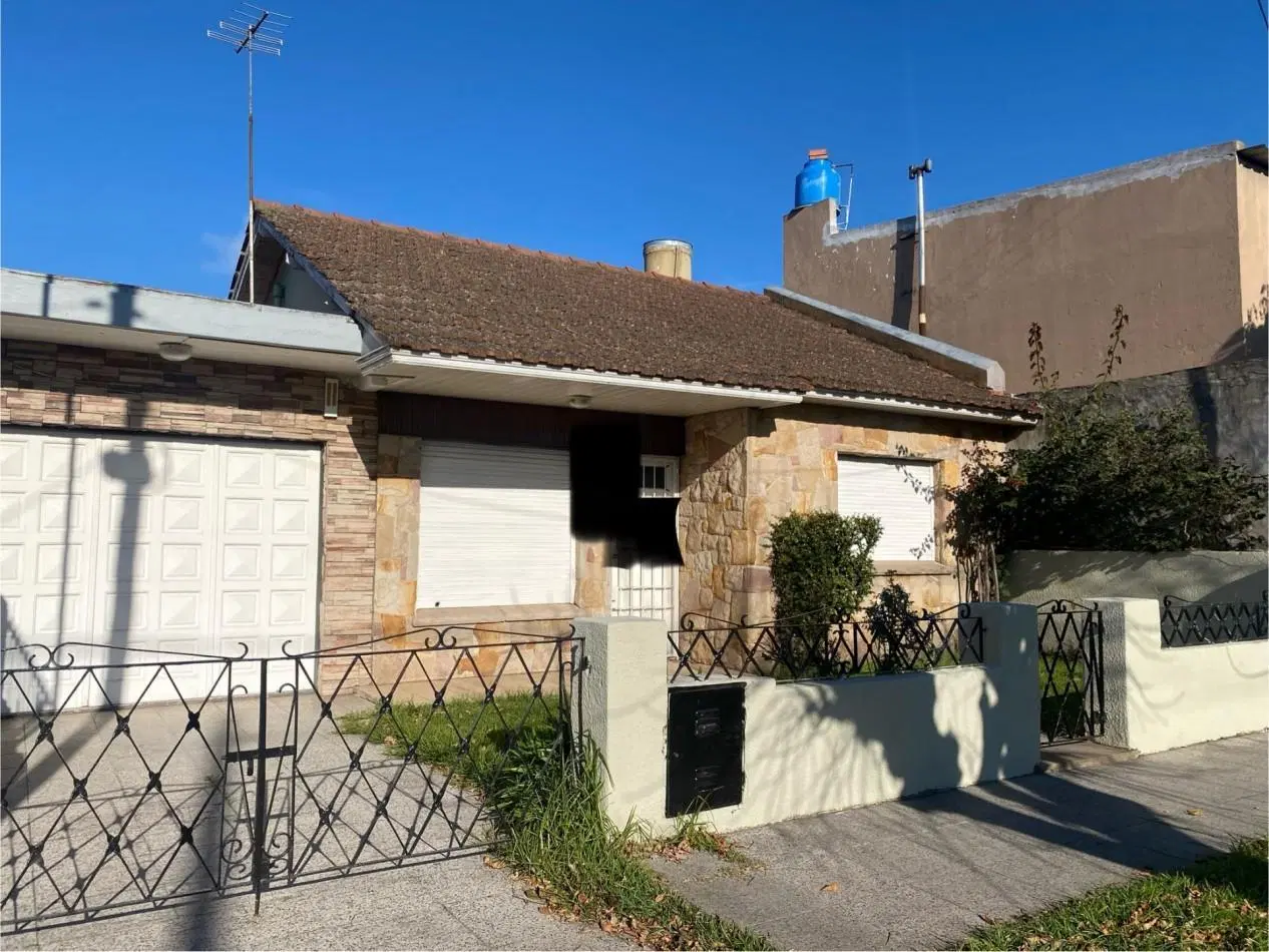 ALQUILER POR 24 MESES DE HERMOSA CASA DE 3 AMBIENTES CON GARAGE A MTS DE AV FORTUNATO DE LA PLAZA A 2