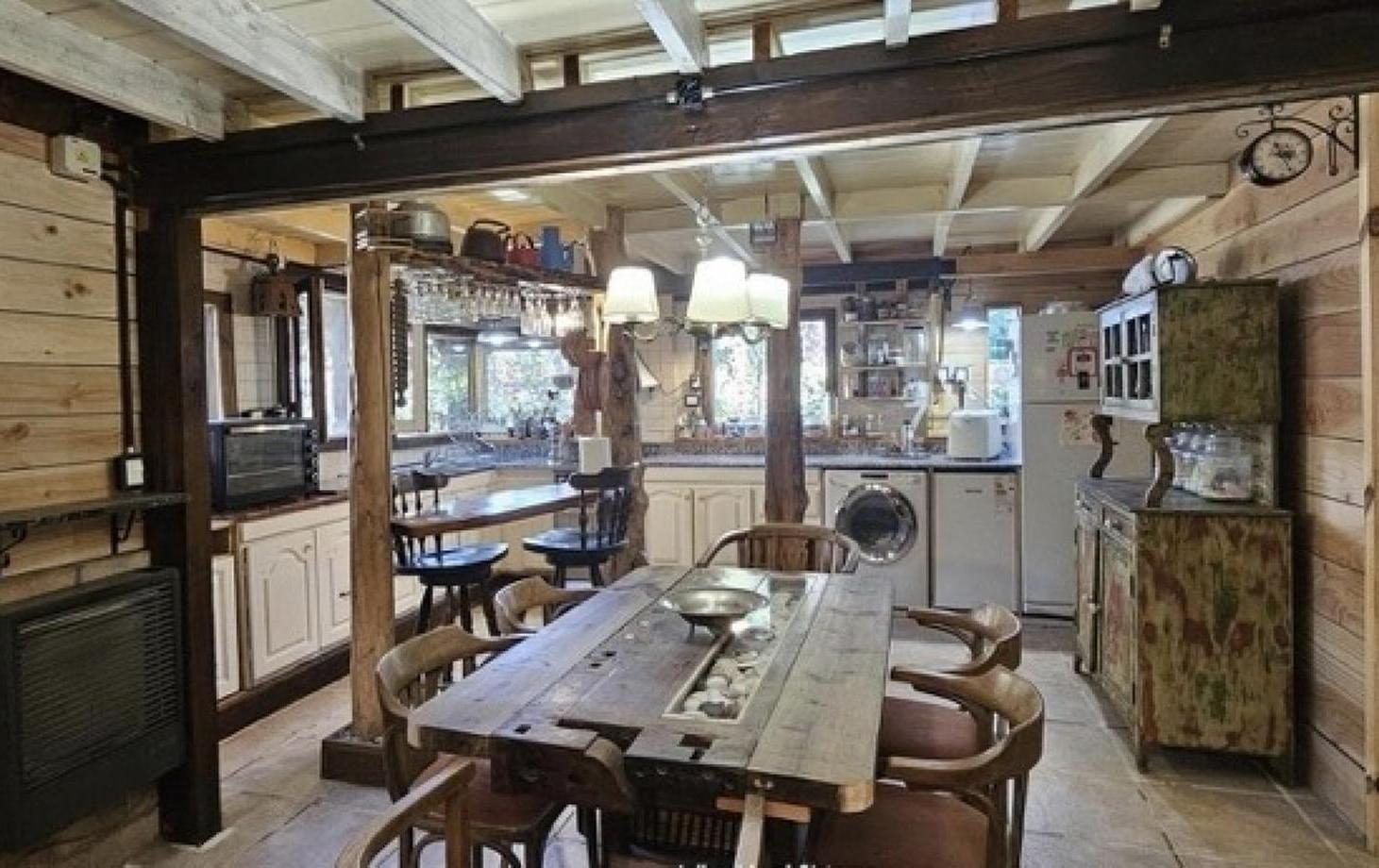 Foto de VENTA TIPICA CABAÑA PATAGONICA 4 AMB Y DTO 2 AMB EN BARRIO NORTE VILLA, imagen 2