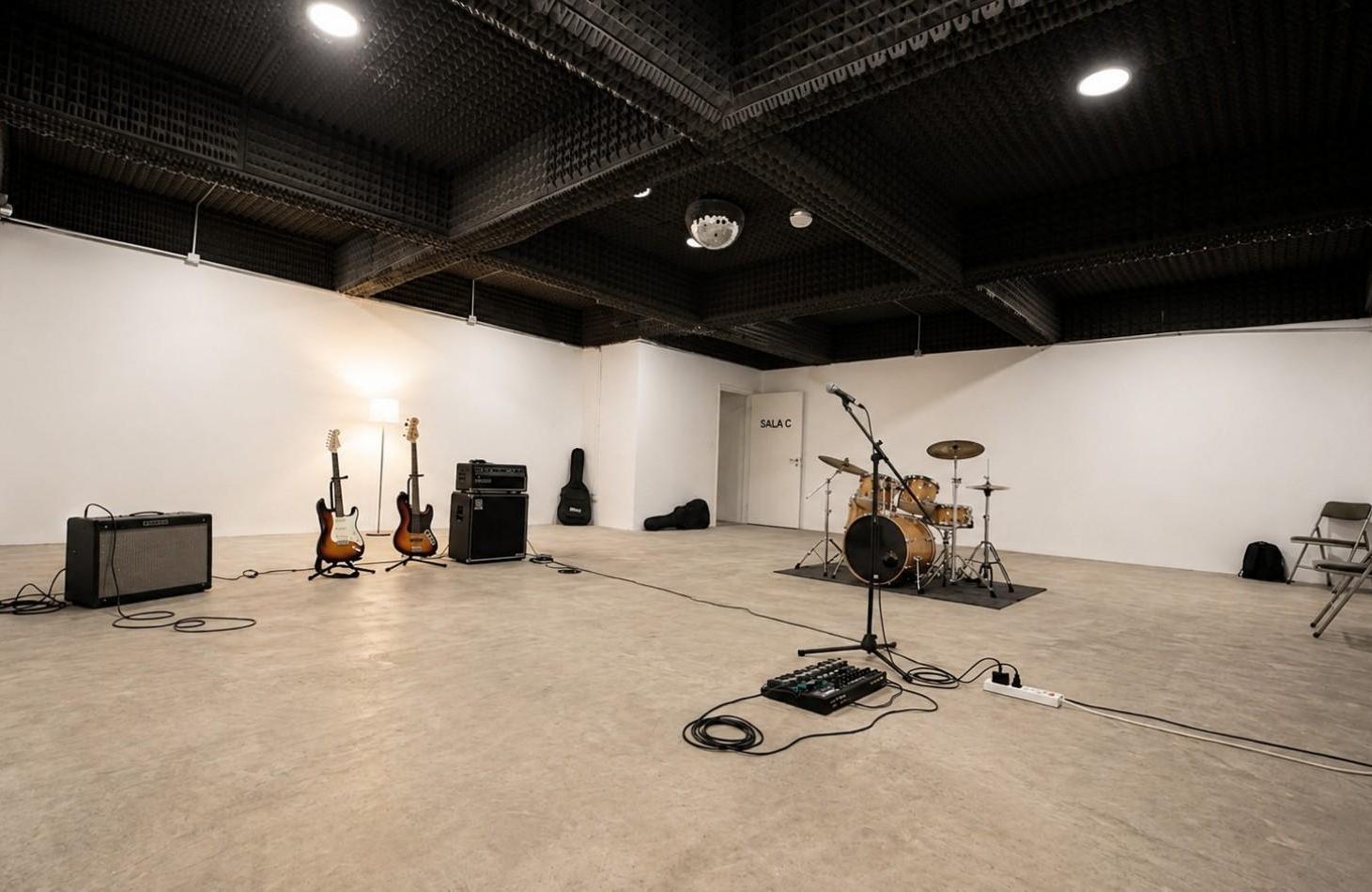 Foto de ALQUILER ANUAL CASA CON LIVING DOBLE ALTURA MODERNA EN RUMENCO, imagen 4