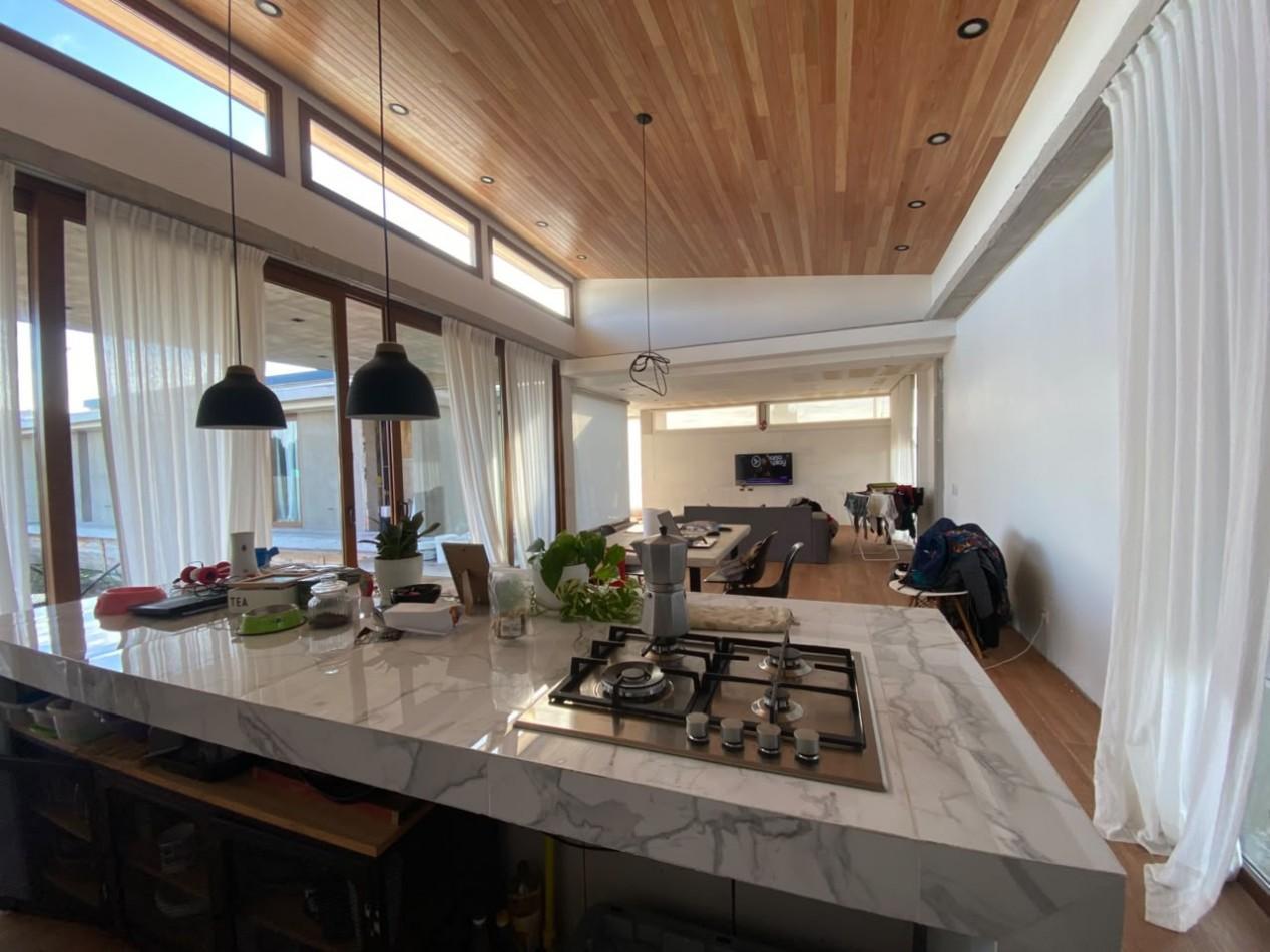 Foto de VENTA CASA 4 AMBIENTES MODERNA CON PARQUE EN BARRIO ATLANTIDA, imagen 2