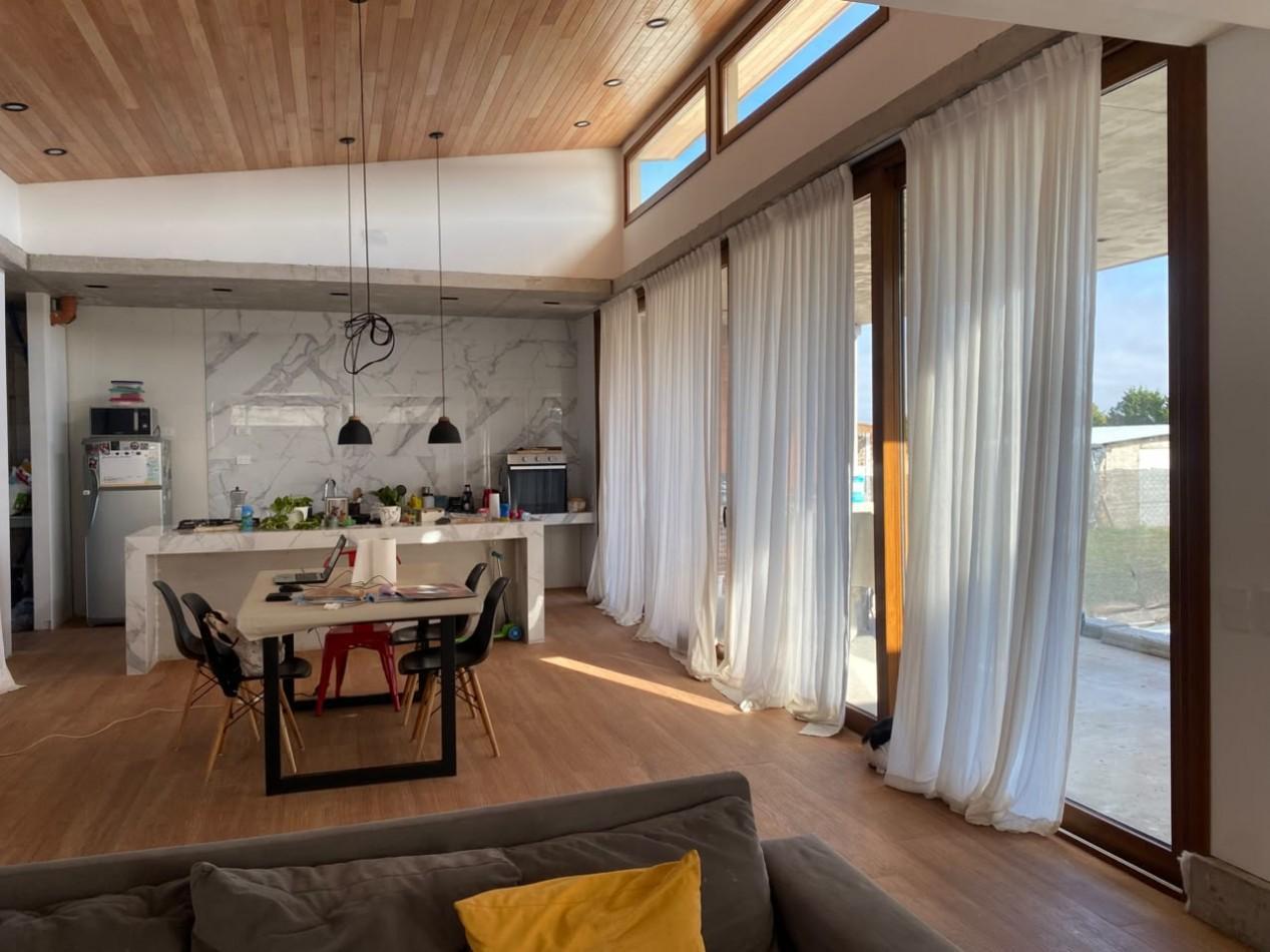 Foto de VENTA CASA 4 AMBIENTES MODERNA CON PARQUE EN BARRIO ATLANTIDA, imagen 1
