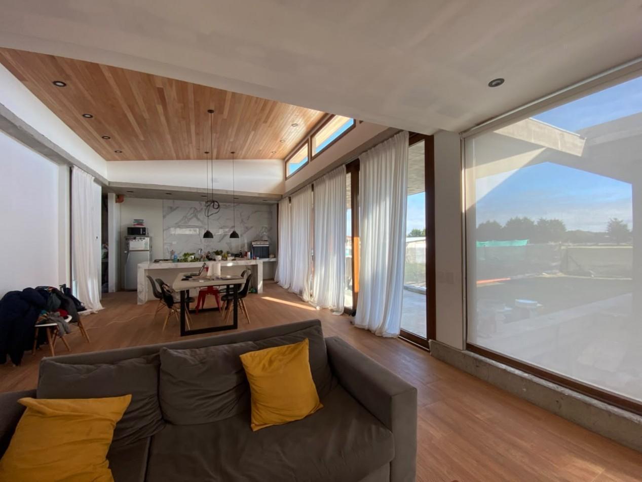 Foto de VENTA CASA 4 AMBIENTES MODERNA CON PARQUE EN BARRIO ATLANTIDA, imagen 4