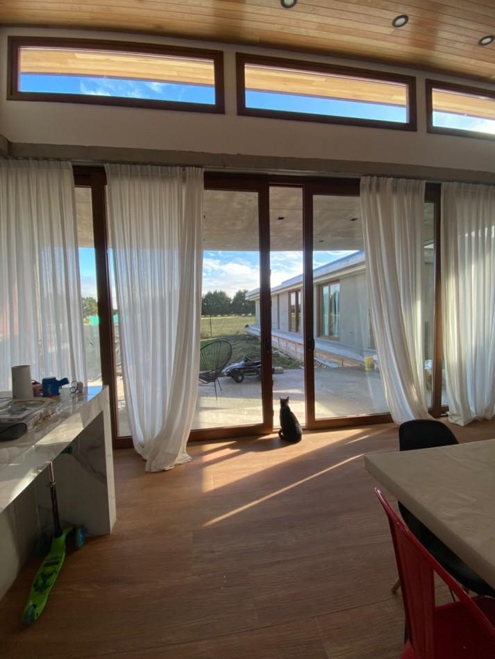 Foto de VENTA CASA 4 AMBIENTES MODERNA CON PARQUE EN BARRIO ATLANTIDA, imagen 3