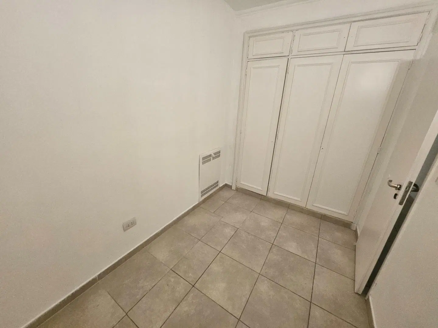 Excelente tres ambientes zona Cancillería 2