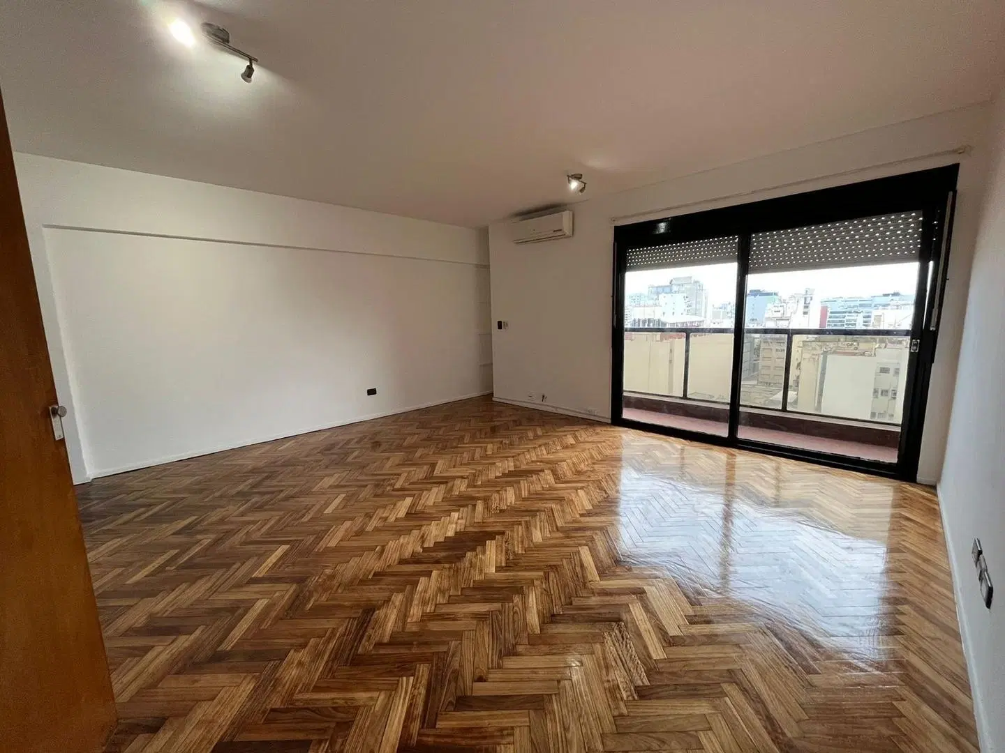 Impecable monoambiente piso 10 con balcon 2