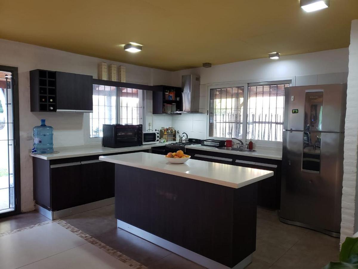 Espectacular Casa de 4 Dorm. a La Venta en Ibarlucea 4