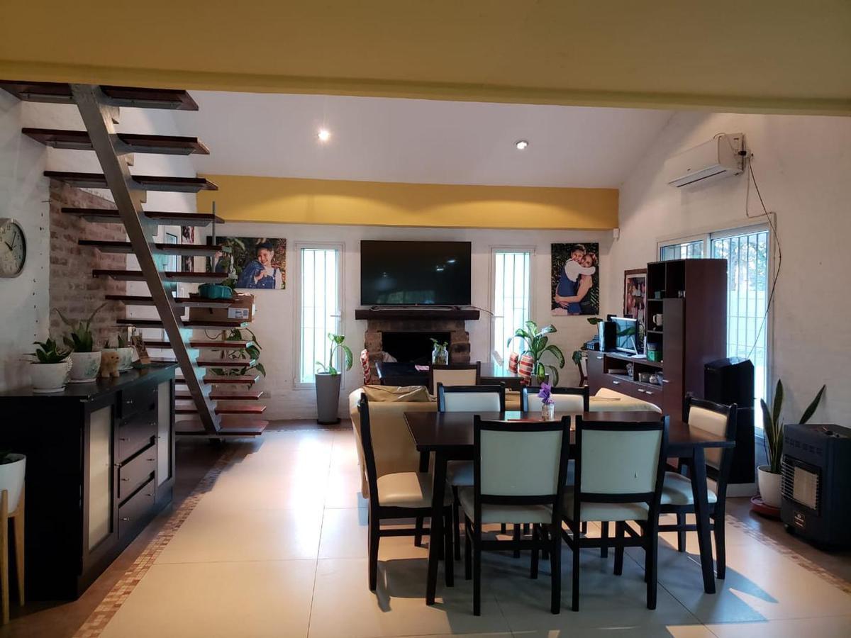 Espectacular Casa de 4 Dorm. a La Venta en Ibarlucea 5