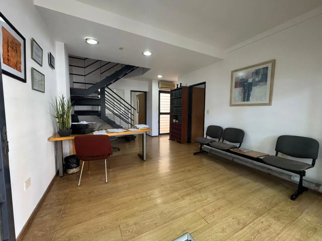Oficina en venta en una zona inmejorable a mts del tribunal. 4