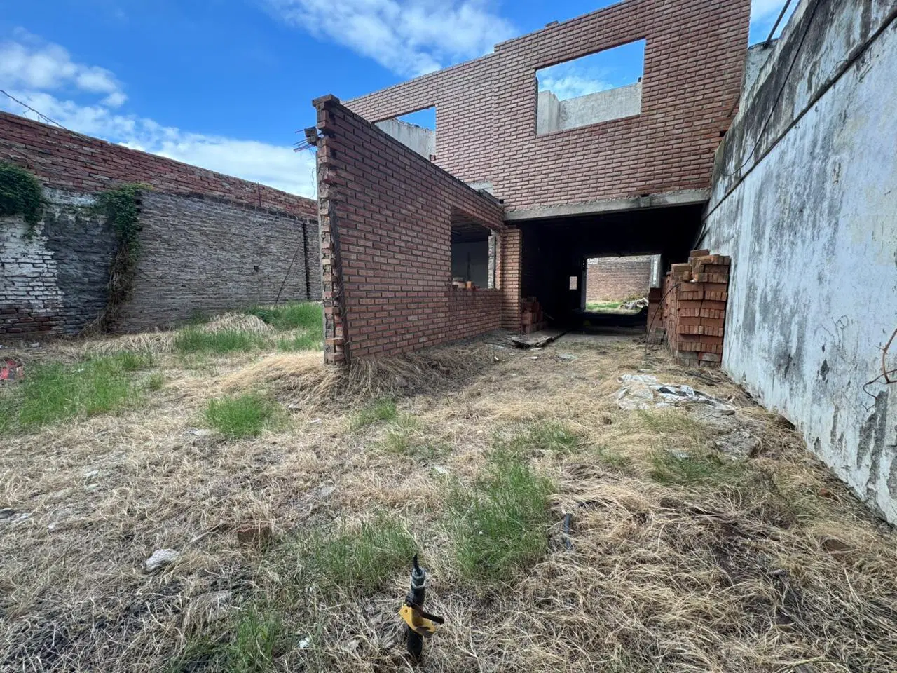 Terreno en venta amplio con posibilidad de vivienda o galpòn comercial 3