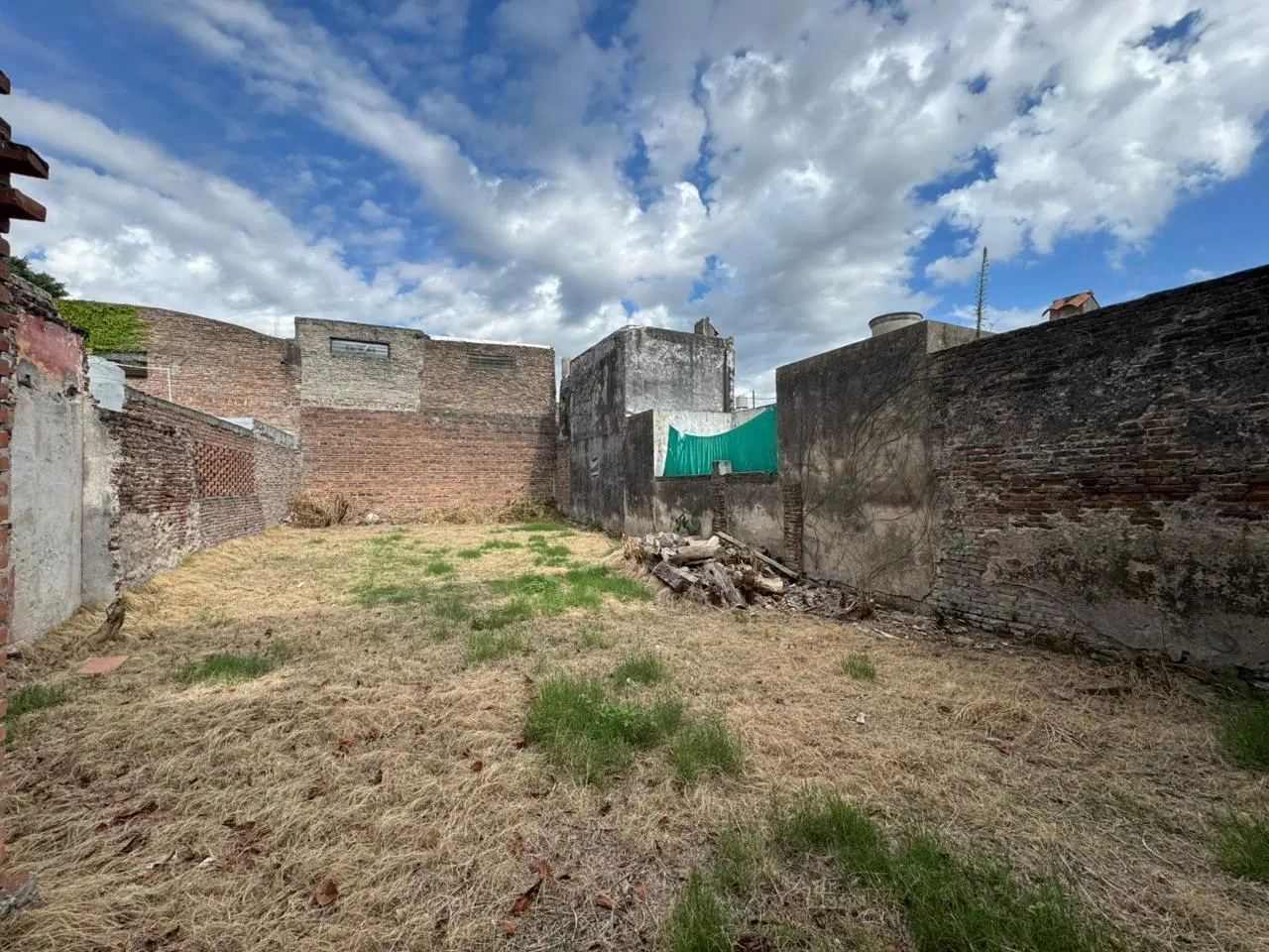 Terreno en venta amplio con posibilidad de vivienda o galpòn comercial 1