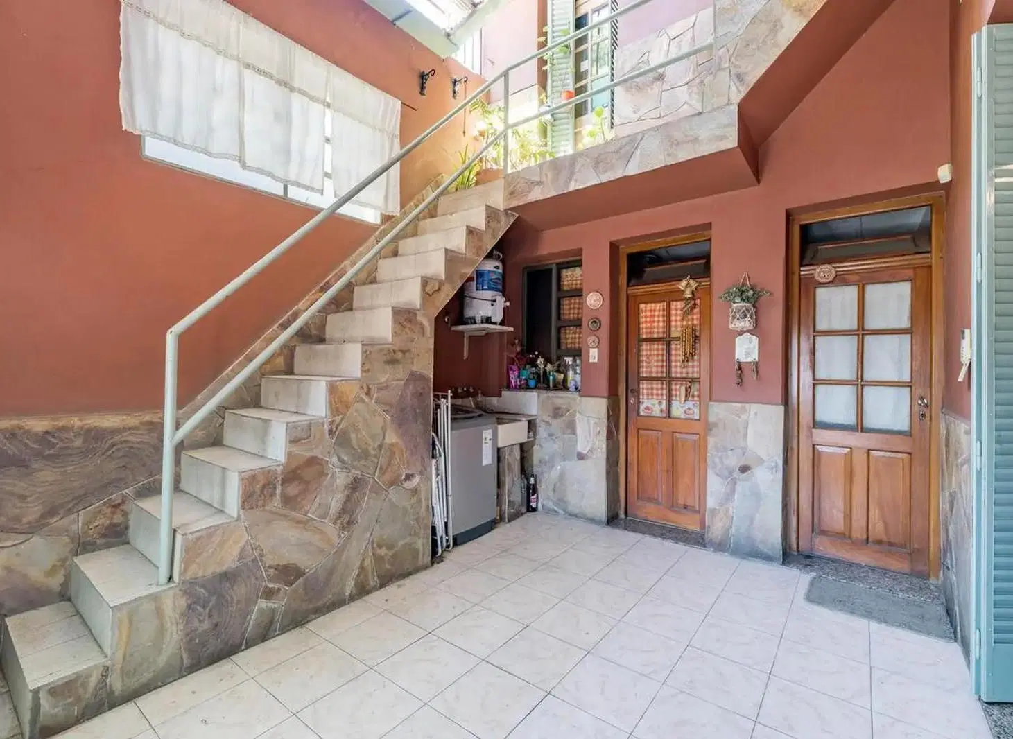 Casa en venta 2 dormitorios con cochera es Luis Agote 3