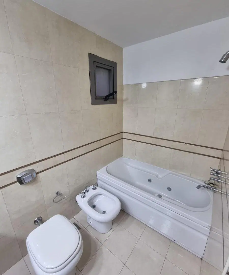Departamento de dos dormitorios con vista al río, cochera y amenities. 2