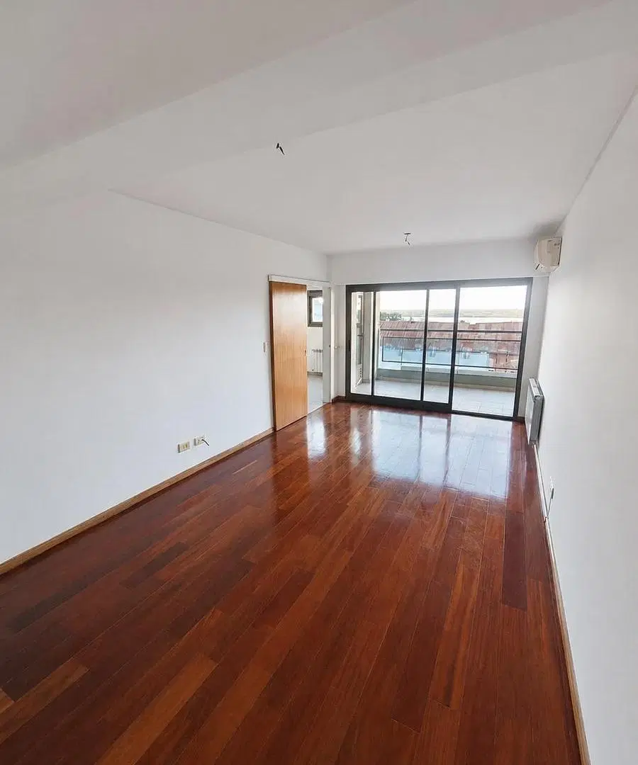 Departamento de dos dormitorios con vista al río, cochera y amenities. 4