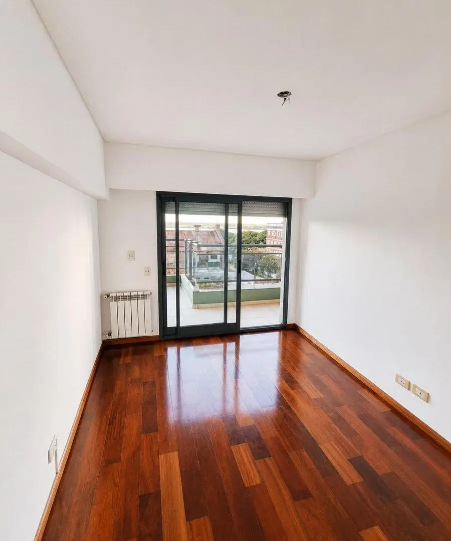 Departamento de dos dormitorios con vista al río, cochera y amenities. 8