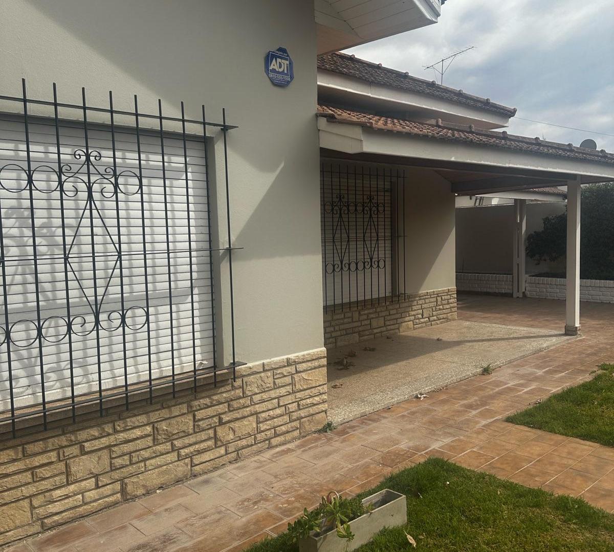 Casa 3 dormitorios con Quincho- Casco Viejo