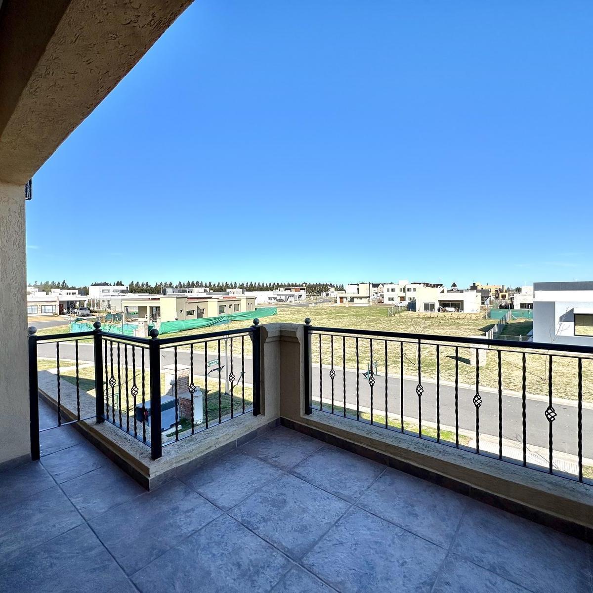 Casa en Venta en Dos Plantas en Barrio Privado San Felipe - Al Pulmon - Oportunidad 3