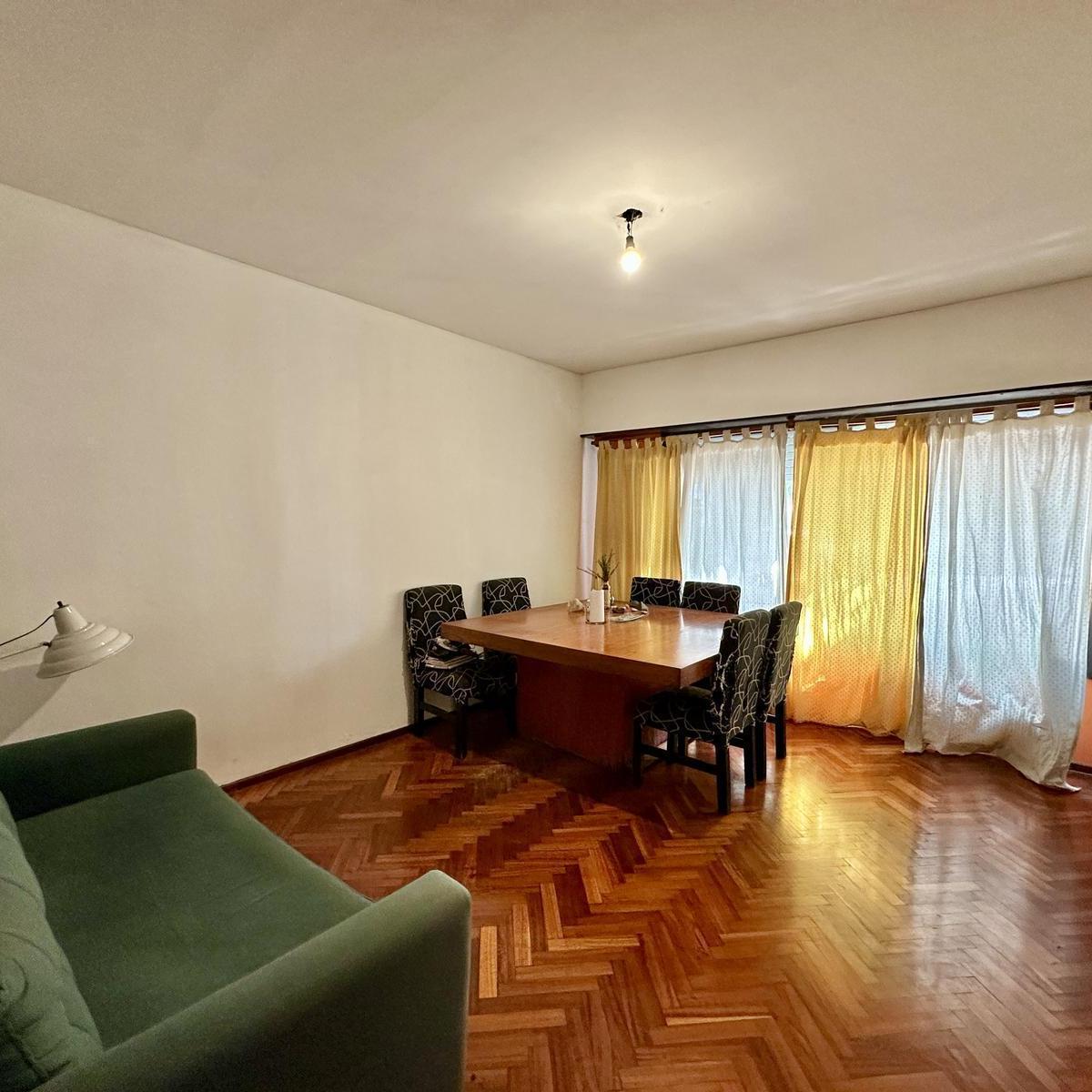 Casa en Venta en Lomas de Zamora 7 Ambientes con Parque 3