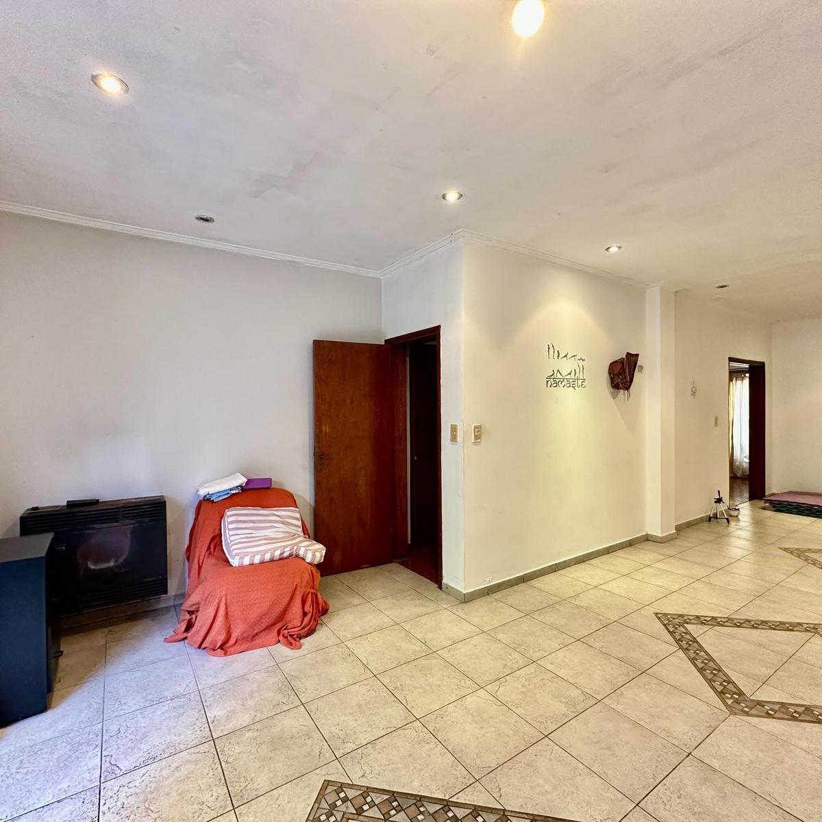 Casa en Venta en Lomas de Zamora 7 Ambientes con Parque 2