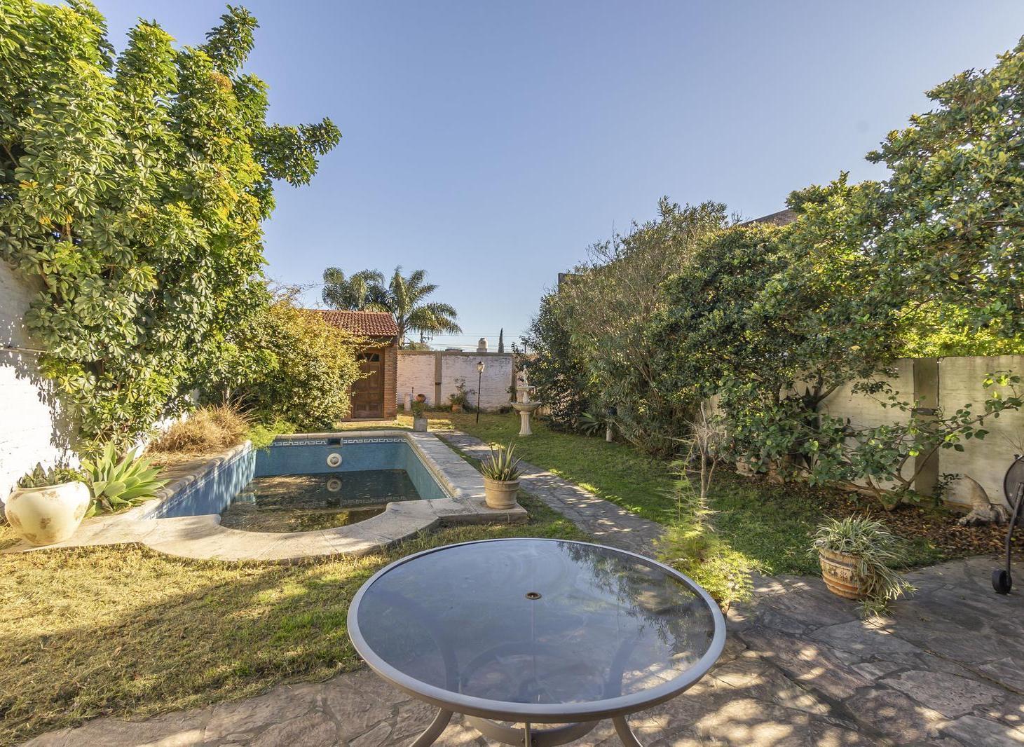 CASA EN VENTA EN TURDERA 5 AMBIENTES - PILETA - COCHERA