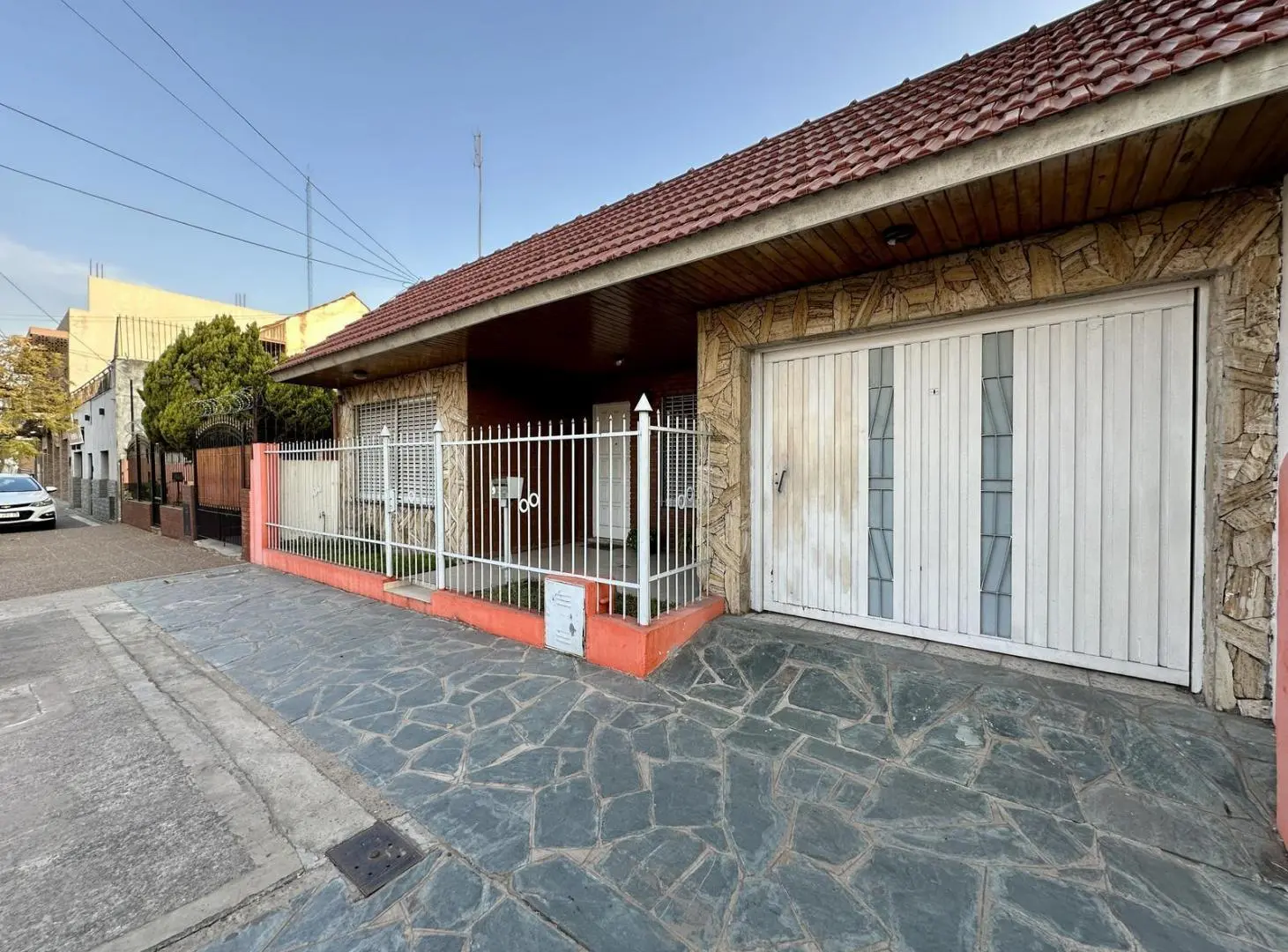 CASA EN VENTA EN QUILMES - 4 AMBIENTES CON QUINCHO 5