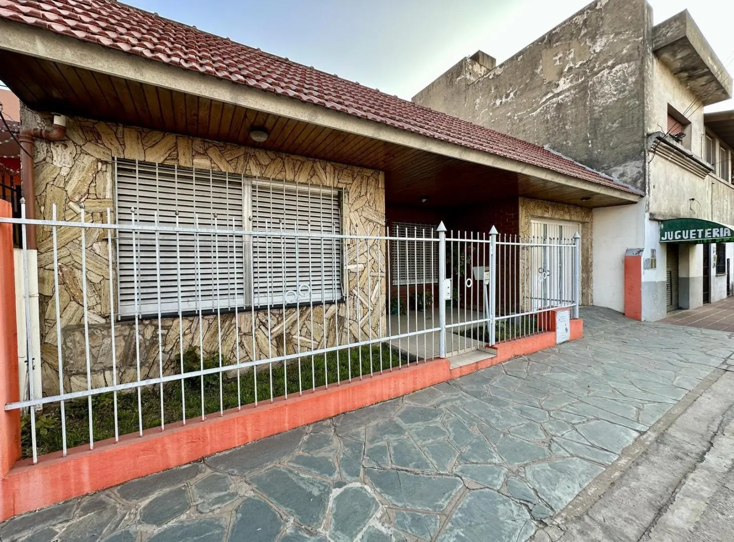 CASA EN VENTA EN QUILMES - 4 AMBIENTES CON QUINCHO 4